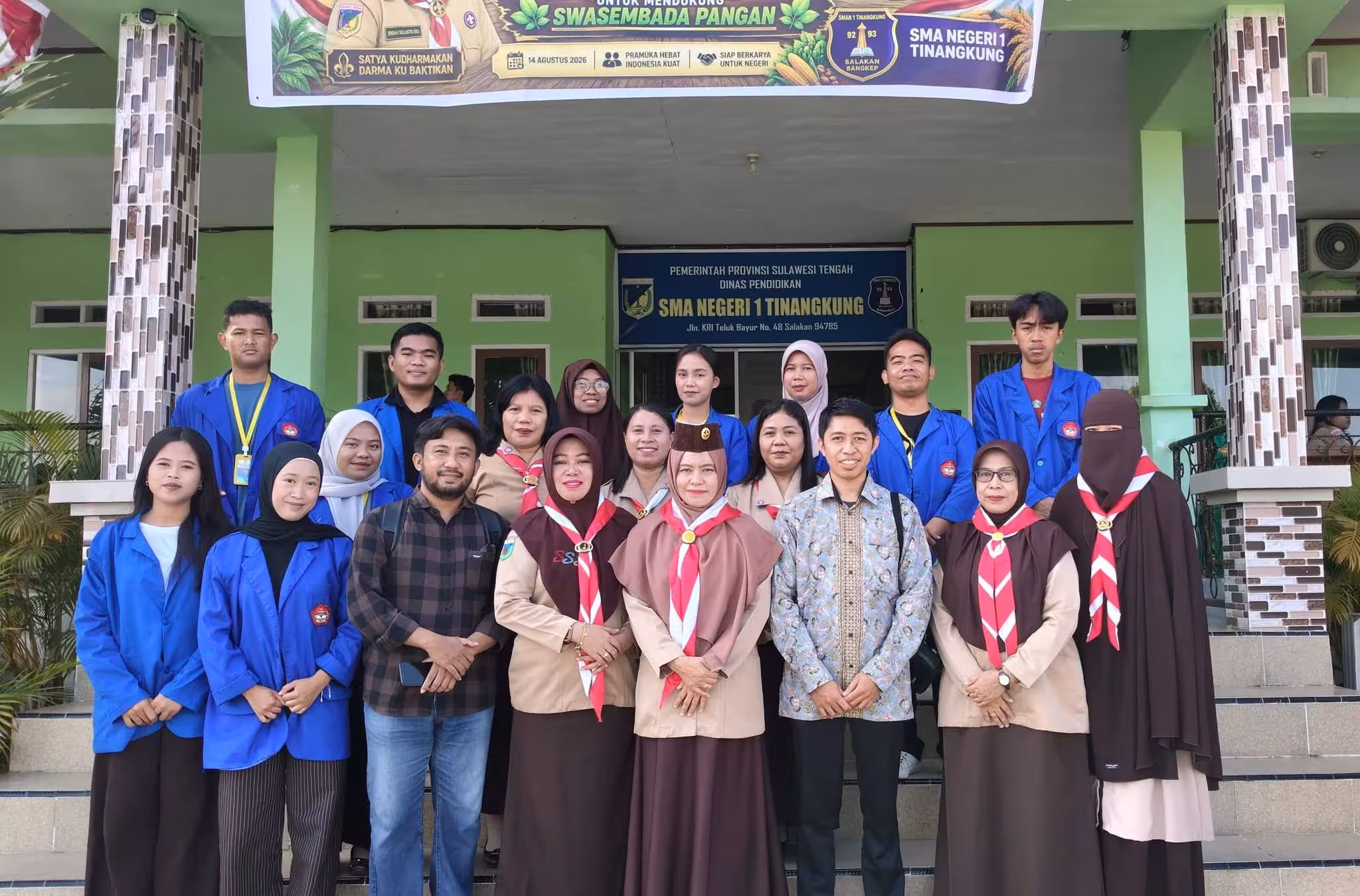 Penyerahan SK Pamong PLP FKIP Universitas Tompotika Luwuk di SMAN 1 Tinangkung
